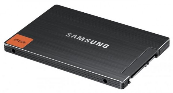 SSD 256GB 03 600x324 [REVIEW] Samsung SSD 830 Series   Gebürsteter Alu Racer