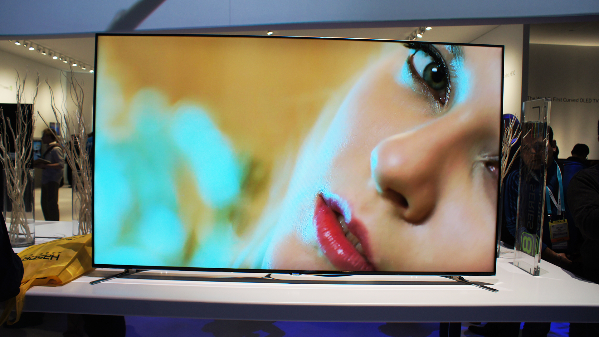 Реклама телевизоров видео. Samsung Smart TV f8000. Телевизор LG 8000. Телевизор цветного изображения с жидкокристаллическим экраном. Изображение на экране телевизора.