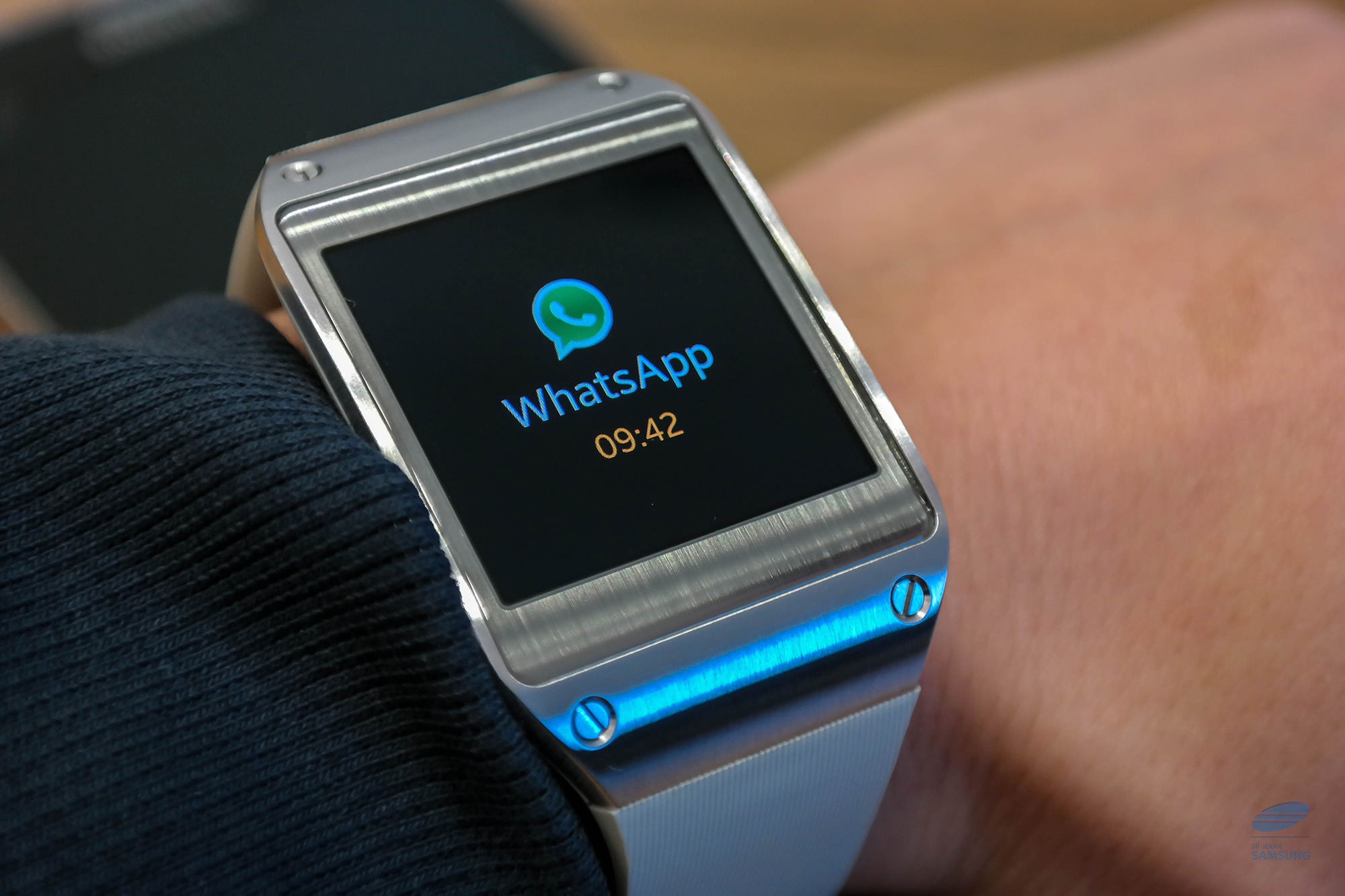 Whatsapp watch. Samsung Gear WHATSAPP. Часы с WHATSAPP. Ватсап на смарт часах самсунг. Часы самсунг ватсап.