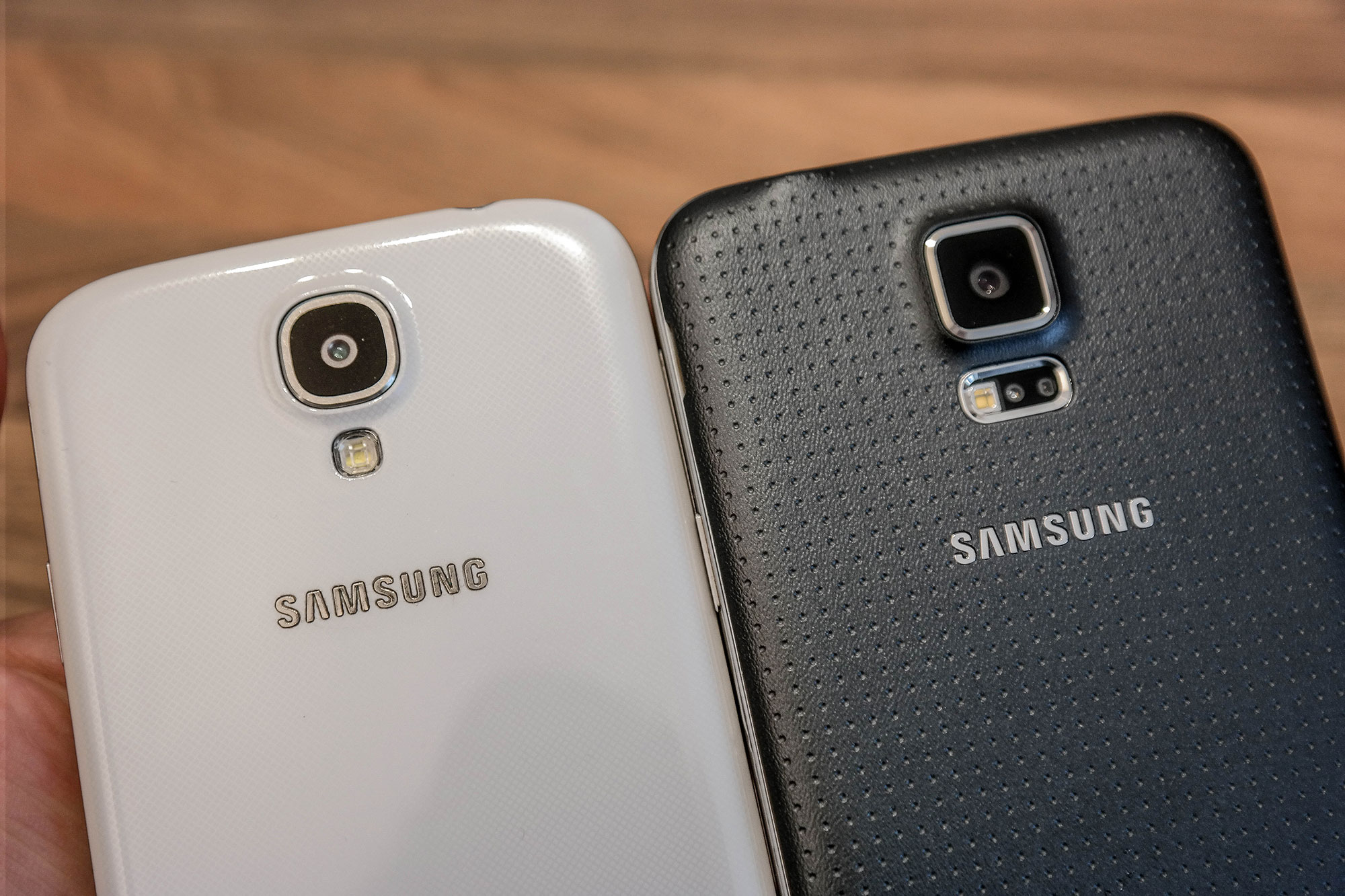 Samsung_Galaxy_S4 vs Galaxy_S5_main