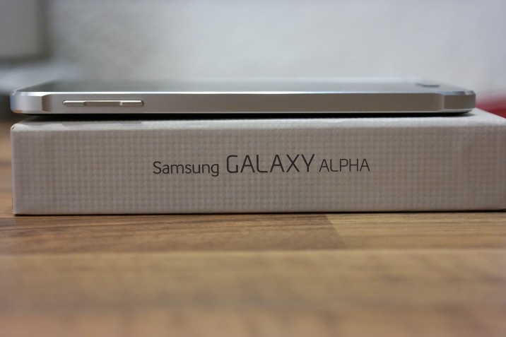 Samsung_Galaxy_Alpha_Unboxing-3