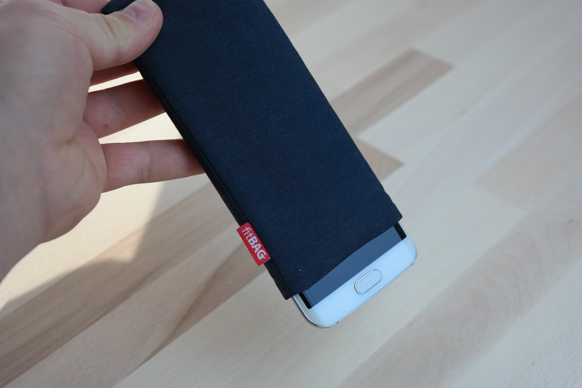 fitBAG Jive Blau Handytasche Tasche aus Textil-Stoff mit Microfaserinnenfutter für Samsung Galaxy S7 Edge SM-G935F Hülle mit Reinigungsfunktion Made in Germany