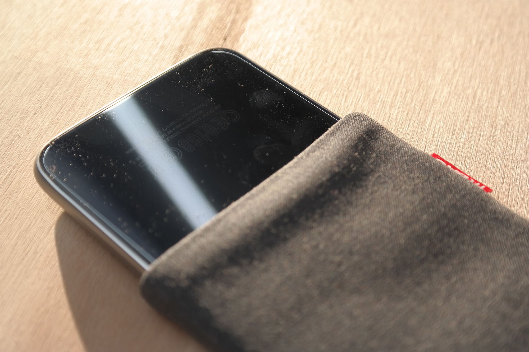 | Hülle mit Reinigungsfunktion SM-G920F fitBAG Twist Schwarz Handytasche Tasche aus Nadelstreifen-Stoff mit Microfaserinnenfutter für Samsung Galaxy S6 Made in Germany 