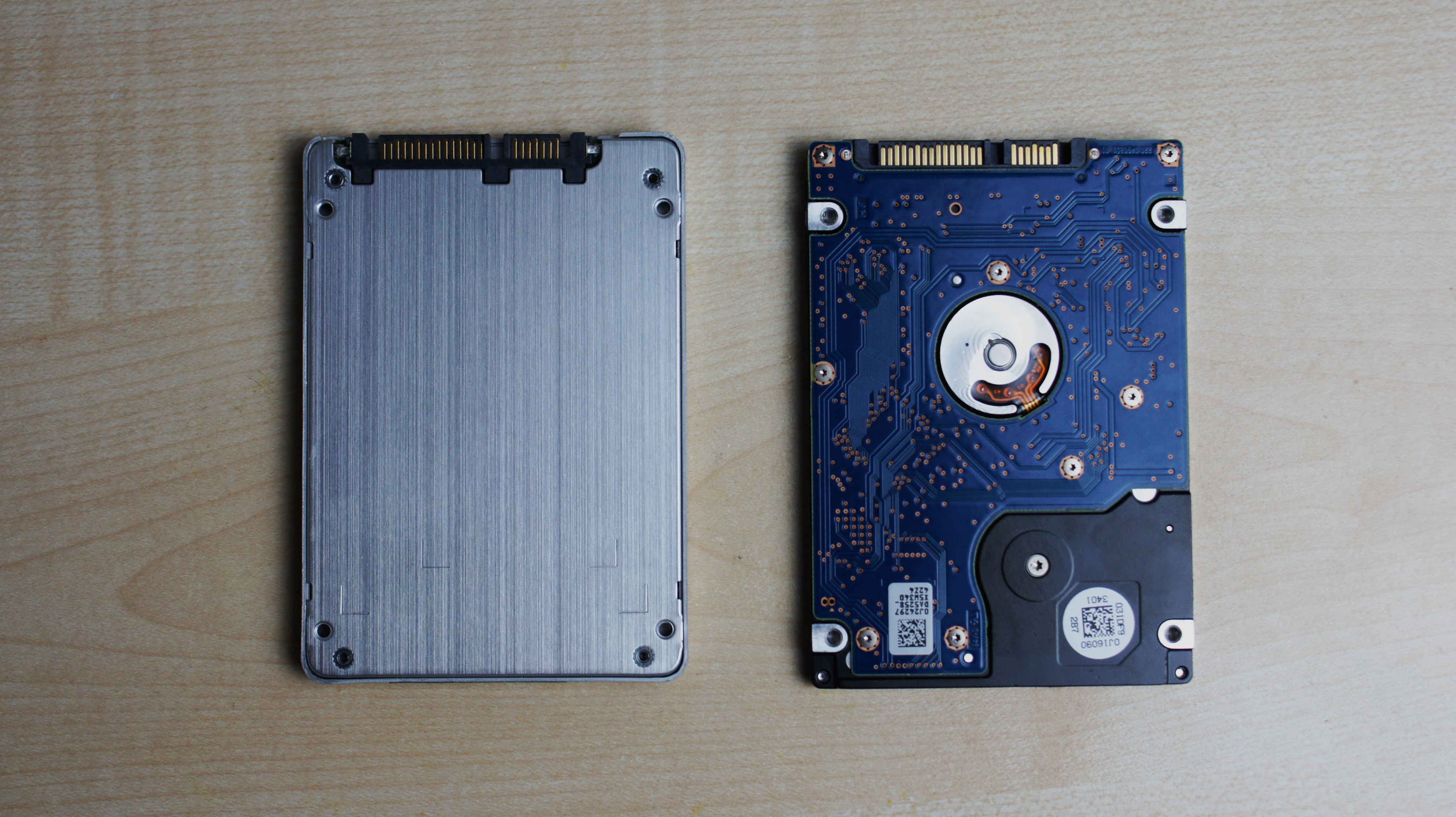 Auch hier wieder eine SSD (links) und eine HDD (rechts). Jeweils von unten.